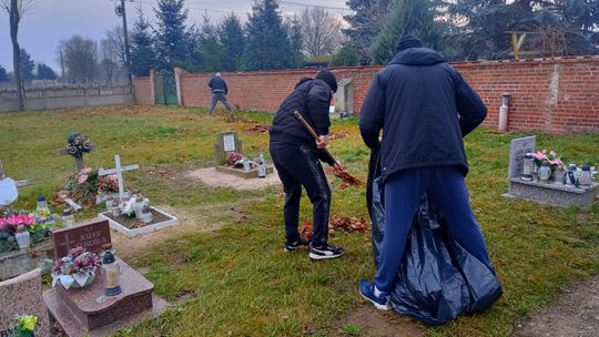 Głogowscy więźniowie uporządkowali lokalny cmentarz Głogowscy więźniowie uporządkowali lokalny cmentarz