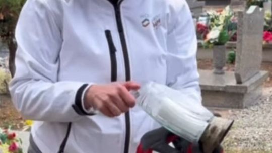 Głogowscy wolontariusze KGHM uporządkowali zaniedbane mogiły