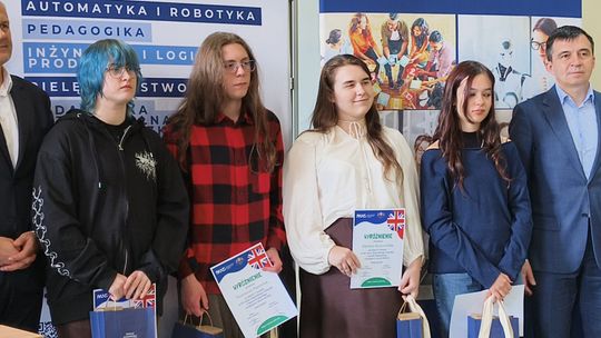 GŁOGOWSKIE DYKTANDO Z ANGIELSKIEGO, NAJLEPSI ODEBRALI NAGRODY