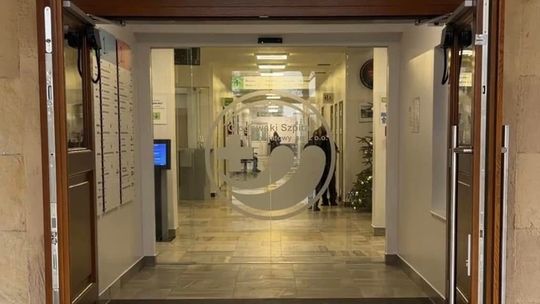 Główne wejście do szpitala w Głogowie znów otwarte dla pacjentów