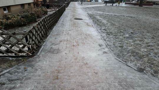 Gołoledź w odwrocie w Głogowie. Uwaga na śliskie chodniki