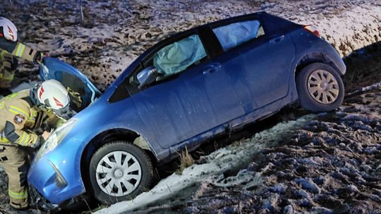 Groźne zdarzenie drogowe w Żukowicach. Dwa auta zderzyły się przy hucie