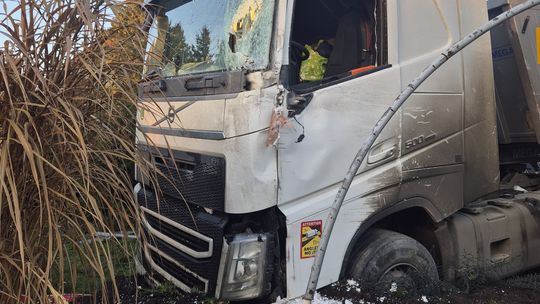 Groźne zdarzenie w Brzegu Głogowskim. Tir uderzył w budynek Groźne zdarzenie w Brzegu Głogowskim. Tir uderzył w budynek