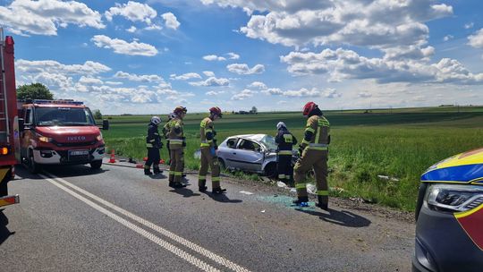Groźnie na trasie Głogów – Przedmoście. Peugeot wypadł do rowu