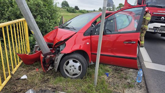 Groźny poranek w rejonie Sobczyc. Mercedes wypadł z drogi na DW319