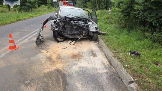Groźny wypadek w powiecie polkowickim. Samochód wjechał w budynek