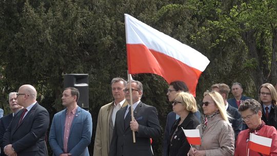 HOŁOWNIA: PAMIĘTAJMY O BIAŁO-CZERWONYM SZTANDARZE