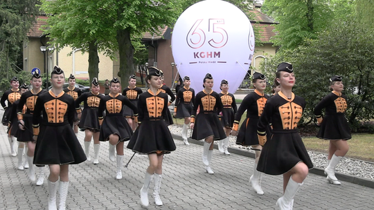 HUTNICZA POBUDKA Z WYSTĘPEM ORKIESTRY I MAŻORETEK