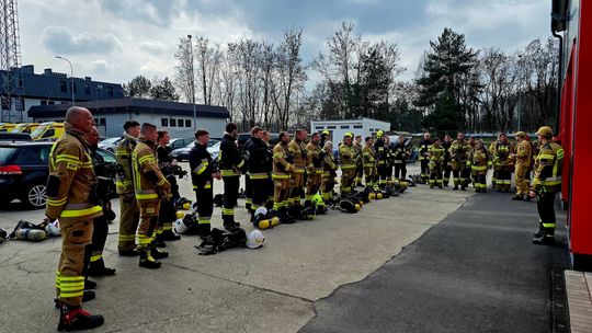 Intensywne ćwiczenia w Polkowicach. Strażacy OSP szkolą się w komendzie