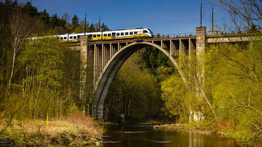 Jedź bez limitu! Koleje Dolnośląskie z promocją na majówkę