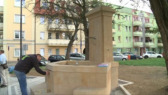 JUŻ CIESZY OKO. Zdrój wodny z piaskowca już działa.
