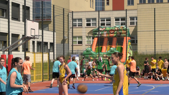 Kilkuset uczestników rywalizuje w turnieju ulicznej koszykówki