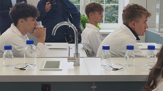 KOLEJNA SZKOŁA Z NOWOCZESNĄ PRACOWNIĄ CHEMICZNĄ