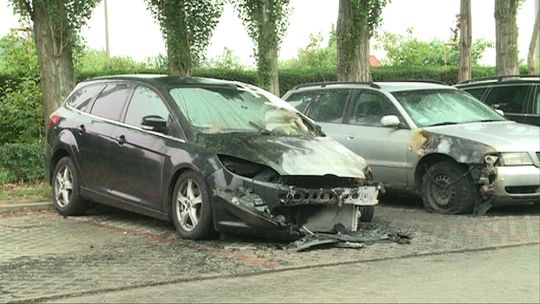 KOLEJNY POŻAR AUTA. Strażacy w nocy gasili płonący samochód. 