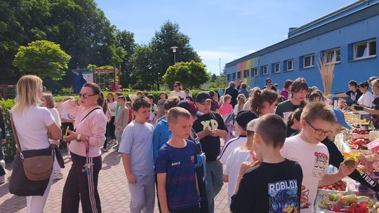 Kolorowy finał jubileuszu SP 12. Dmuchańce i zabawa