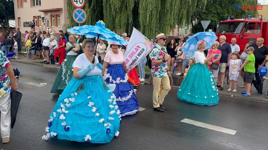 Kolorowy korowód otworzył Dni Sławy. Mieszkańcy nie dali się pogodzie