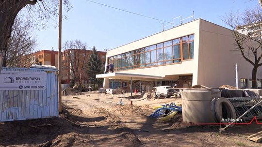 KOMISJA REWIZYJNA PRZEŚWIETLI PRZEBUDOWĘ JUBILATA