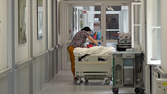 KONIEC PIENIĘDZY NA OPERACJE BIODER I KOLAN W GŁOGOWSKIM SZPITALU