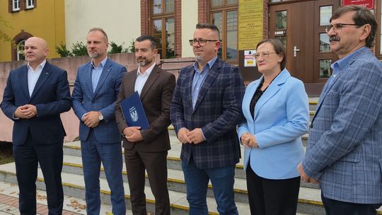 KONIEC SPORU O DROGĘ „330”? POWIAT MA DOSTAĆ MILIONY NA JEJ REMONT