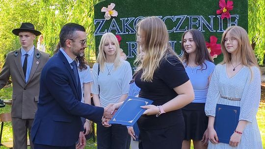KONIEC SZKOŁY, CZAS NA WAKACJE!
