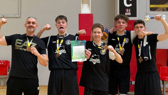 Koszykarze I LO Głogów z medalem mistrzostw Dolnego Śląska