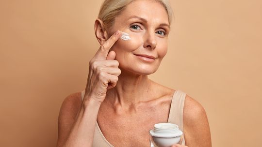 Kremy 40+. Jak dobrać odpowiedni krem po czterdziestce?