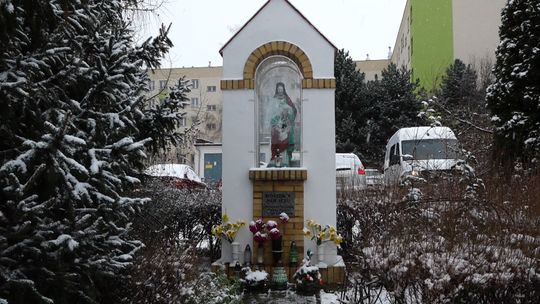 KTOŚ USZKODZIŁ KAPLICZKĘ