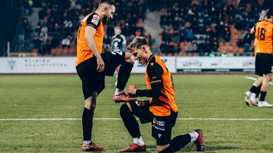 Chrobry pokonuje Pogoń 3:0.