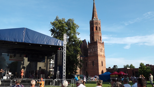 LOKALNY FOLKLOR POD KOLEGIATĄ