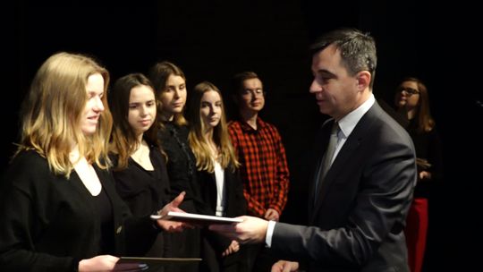 MAJĄ WYNIKI W NAUCE, MAJĄ STYPENDIA