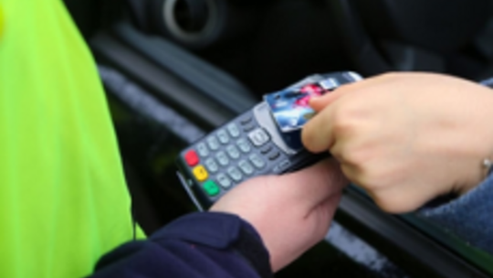 Mandat kartą? Policja kontynuuje płatności bezgotówkowe do 2028 roku