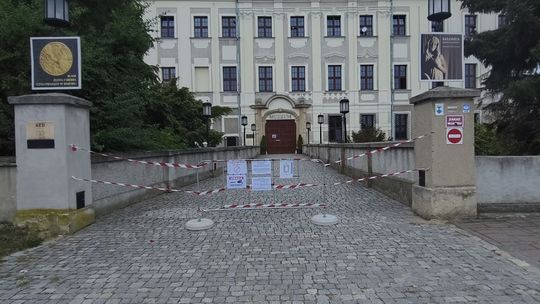 Miał być remont dwa lata temu. Mostek do muzeum zamknięty!