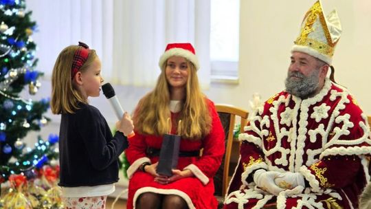 Mikołaj odwiedził Komendę Policji w Głogowie. Dzieci miały frajdę!
