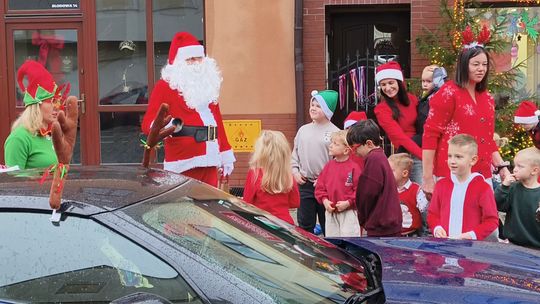 Mikołaj w sportowym aucie odwiedził przedszkolaki ze Słodowej