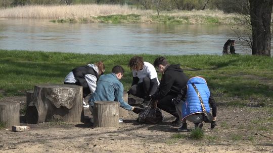 MŁODZI GŁOGOWIANIE POSPRZĄTALI PLAC FESTYNOWY