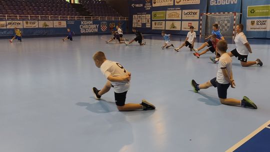 Młodzi głogowianie poznają świat szczypiorniaka. Ruszyły półkolonie