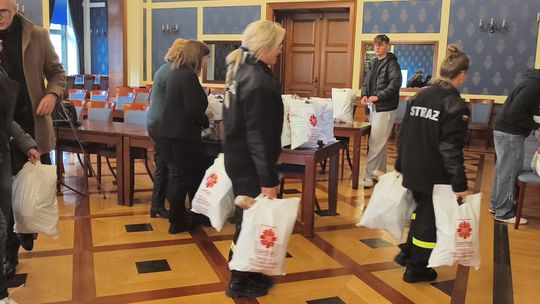 MOC DOBRA W GŁOGOWIE. PACZKI DLA SAMOTNYCH SENIORÓW