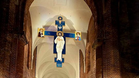 Monumentalny krucyfiks poświęcony w głogowskiej Kolegiacie