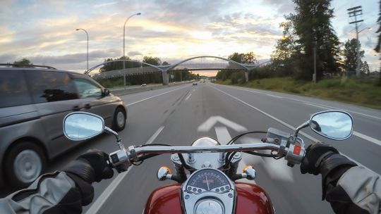 Motocykliści kontra kierowcy aut. Co można jednośladom na drogach?