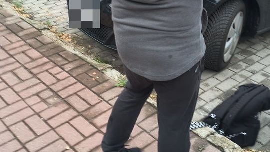 Munduru nie zdejmuje się po służbie. Policjant zatrzymał poszukiwanego