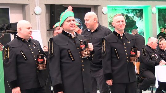 Myśliwska karczma piwna górników ZG Rudna. Był dzik i śpiewy Myśliwska karczma piwna górników ZG Rudna. Był dzik i śpiewy