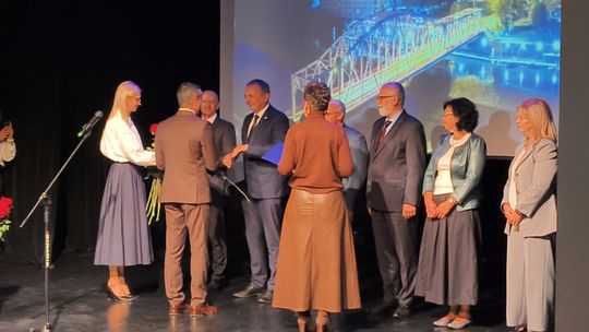 Nauczyciele z powiatu głogowskiego nagrodzeni. Uroczysta gala w teatrze