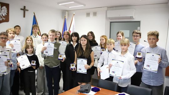 Nauka się opłaca! Uczniowie z Gminy Głogów odebrali stypendia