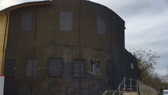 NEPTUN LŚNI, OBOK WCIĄŻ STRASZY PUSTOSTAN