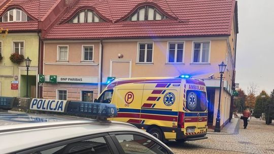 NIE MÓGŁ WSTAĆ I NIE ODPOWIADAŁ NA PYTANIA. POLICJANT RUSZYŁ Z POMOCĄ