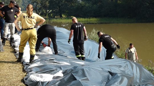 NIE TRACĄ NADZIEI, ŻE WYGRAJĄ Z WIELKĄ WODĄ