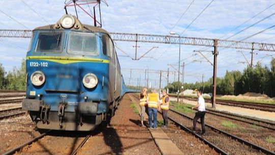 NIEBEZPIECZNA SYTUACJA NA TORACH. Dwa pociągi na tym samym torze.