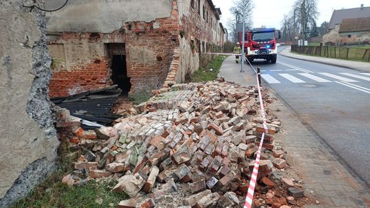Niebezpieczne osunięcie ściany w Brzegu Głogowskim. Nikt nie ucierpiał Niebezpieczne osunięcie ściany w Brzegu Głogowskim. Nikt nie ucierpiał