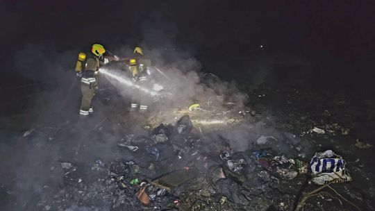 Nielegalne odpady w ogniu. Interwencja straży w Trzebnicach