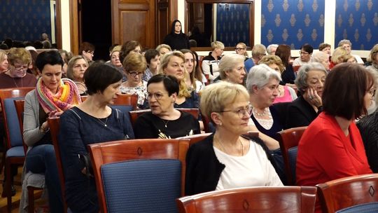 „NIEZWYCZAJNE BABKI” W RATUSZU